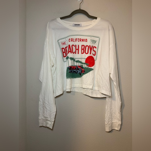 Daydreamer Beach Boys License Plate Crop Long Sleeve Tee in vintage white - Picture 2 of 6